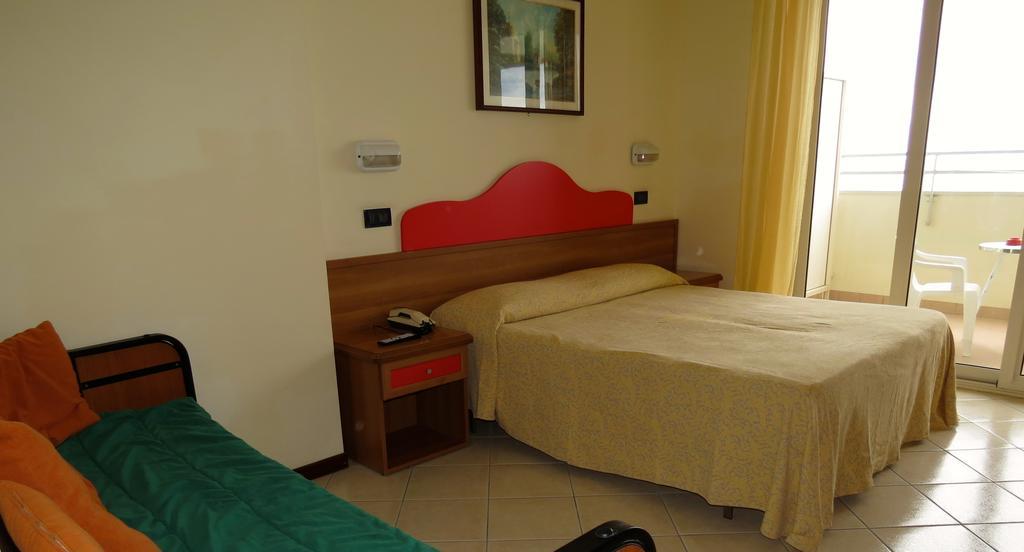 Hotel Atlantic Giulianova Zimmer foto